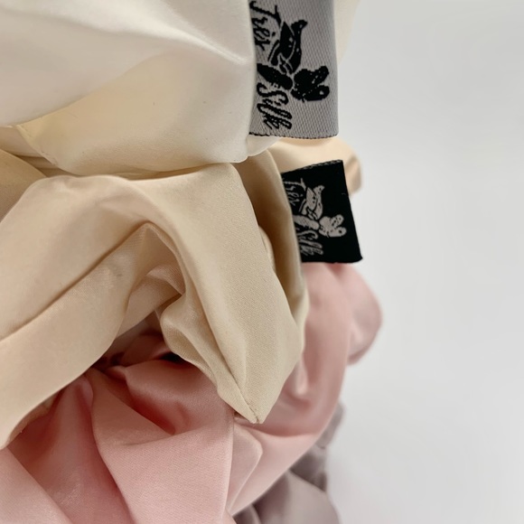 SILK Scrunchies Set- of 2 Très Silk brand - 1 large and 1 Medium set scr… - Picture 3 of 4